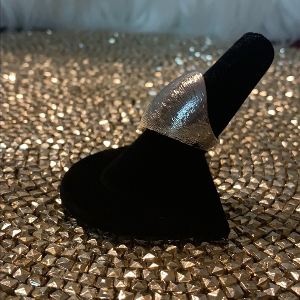 Silver ring with textured surface - Picture 4 of 4